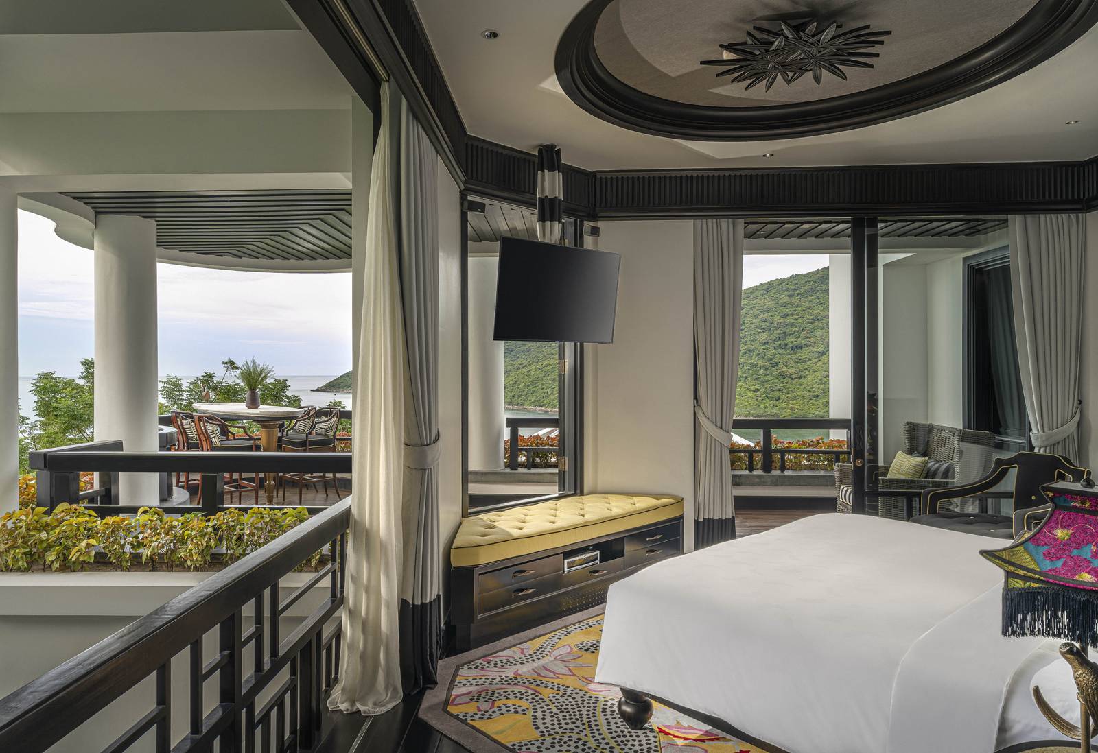 InterContinental Danang 露台套房的臥室、坐臥區與轉角採光