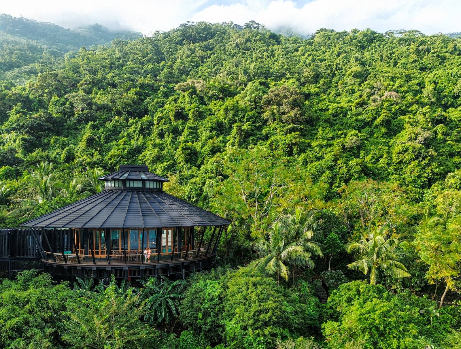 InterContinental Danang Tingara 餐廳的圓形涼亭與山海空拍視角
