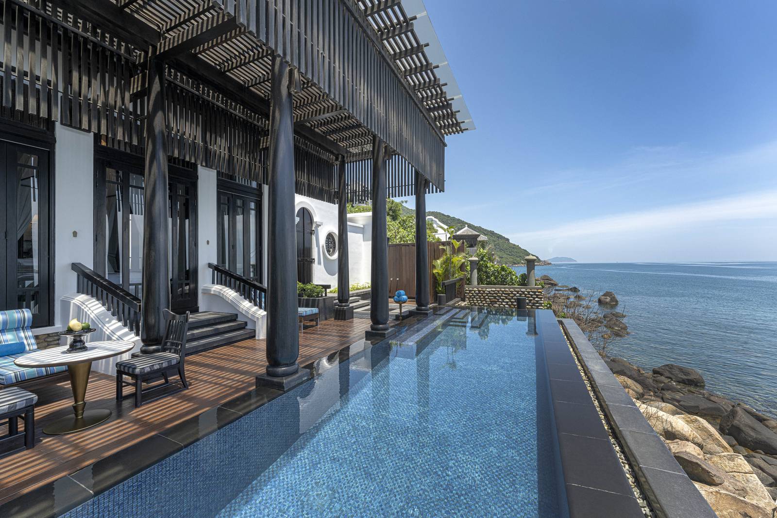 InterContinental Danang 兩房岩岸別墅的長形泳池與海岸視野
