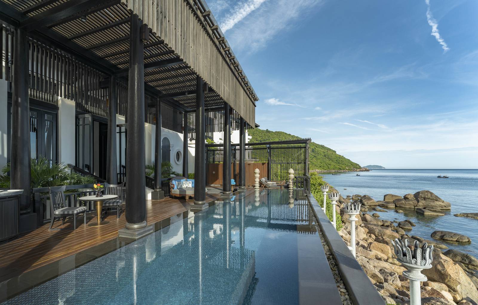 InterContinental Danang 兩房皇家宅邸的露台泳池與礁岩海景