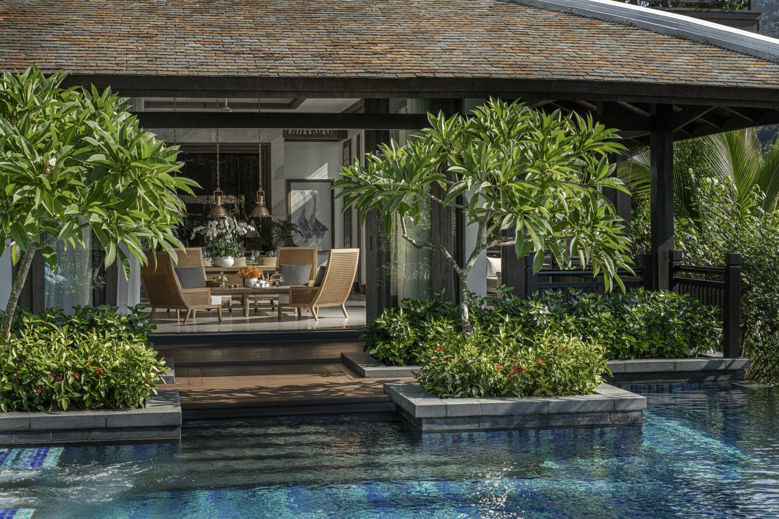 InterContinental Danang Sun Peninsula Residence 的庭園泳池與開放起居空間