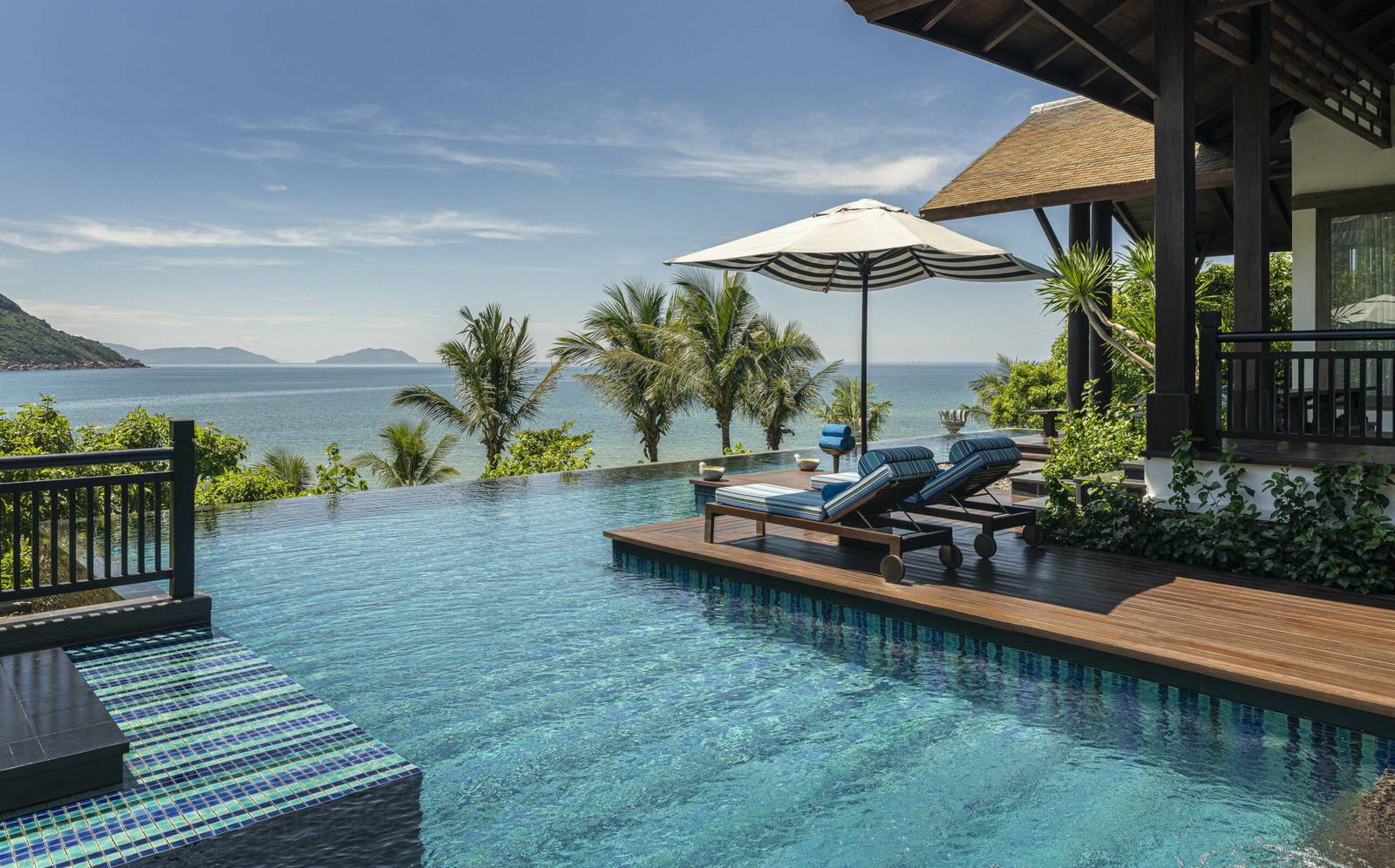 InterContinental Danang 三房 Sun Peninsula Residence 的無邊際泳池與海灣