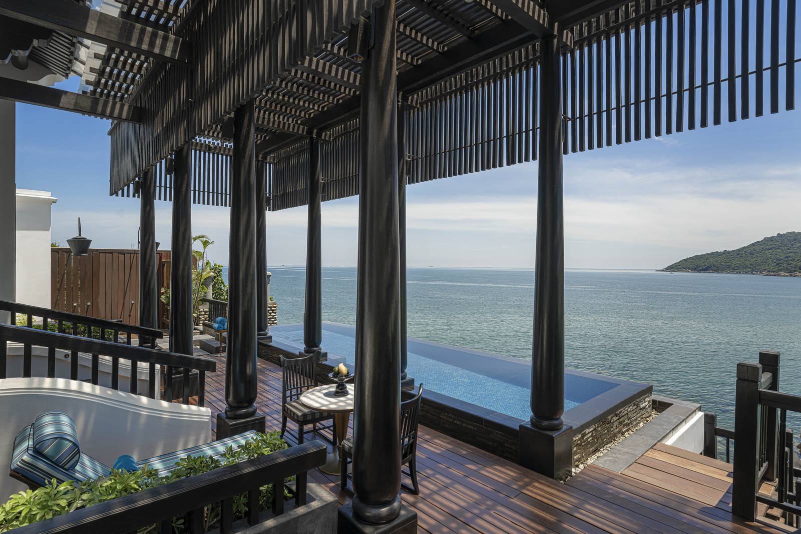 InterContinental Danang 岩岸別墅的露台、私人泳池與礁岩海岸