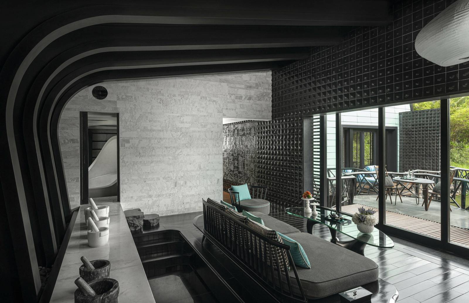 InterContinental Danang Spa Lagoon Villa 的黑色石牆起居空間