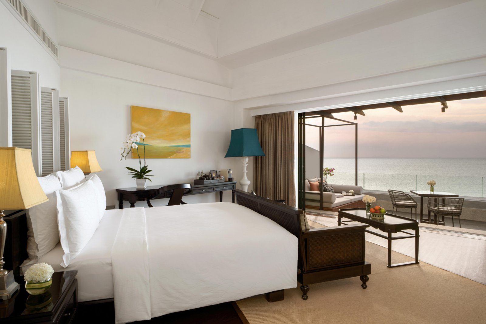 Resort Classic Ocean View 海景房的臥室與陽台