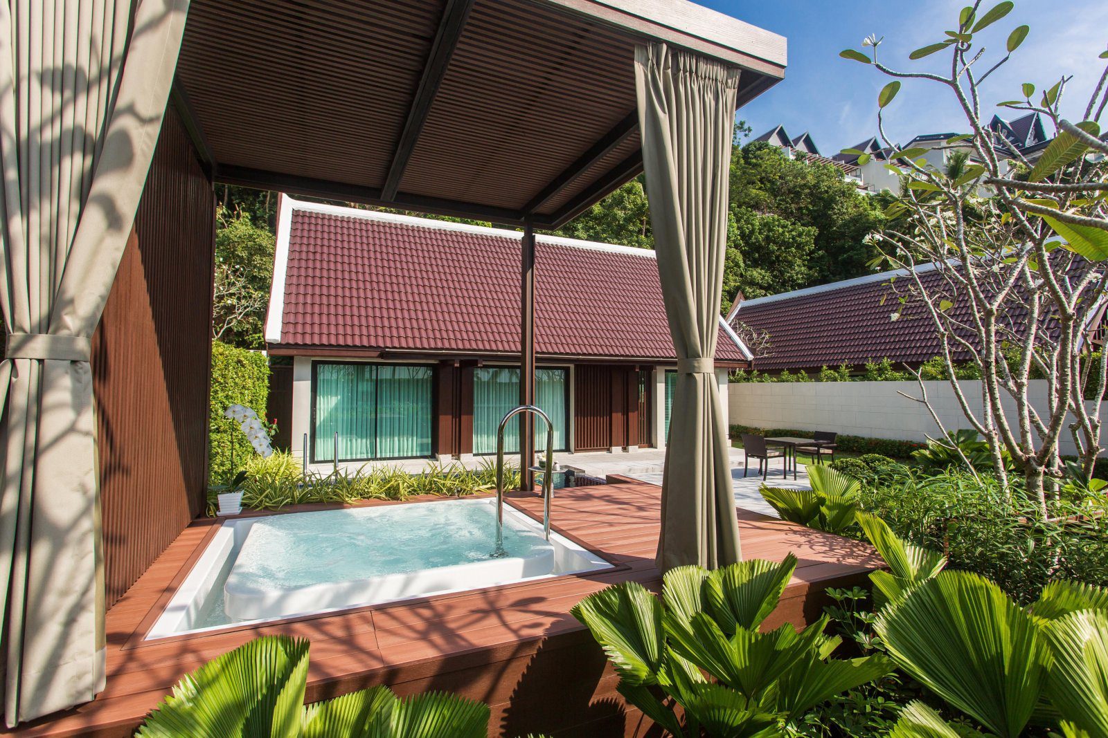Club One Bedroom Pool Villa 的私人泳池與別墅外觀