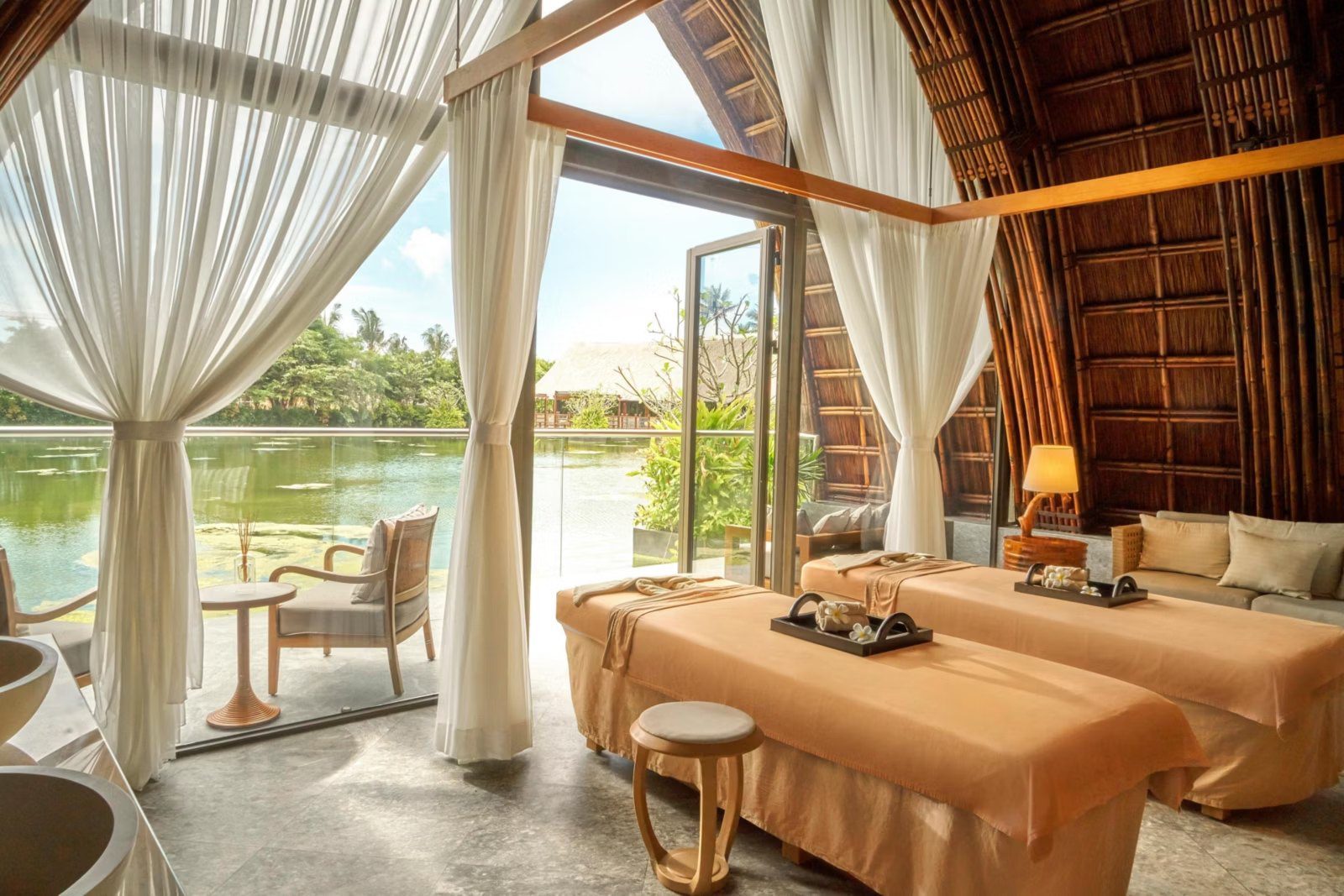 HARNN Heritage Spa 的療程室與湖景