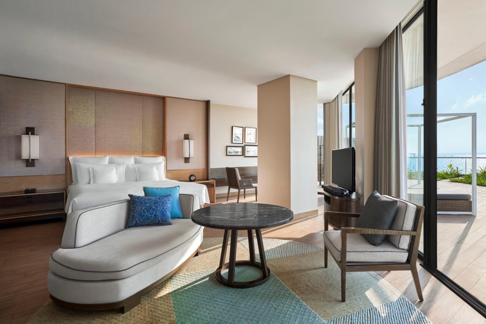 海景 Junior Suite 的臥室與露台