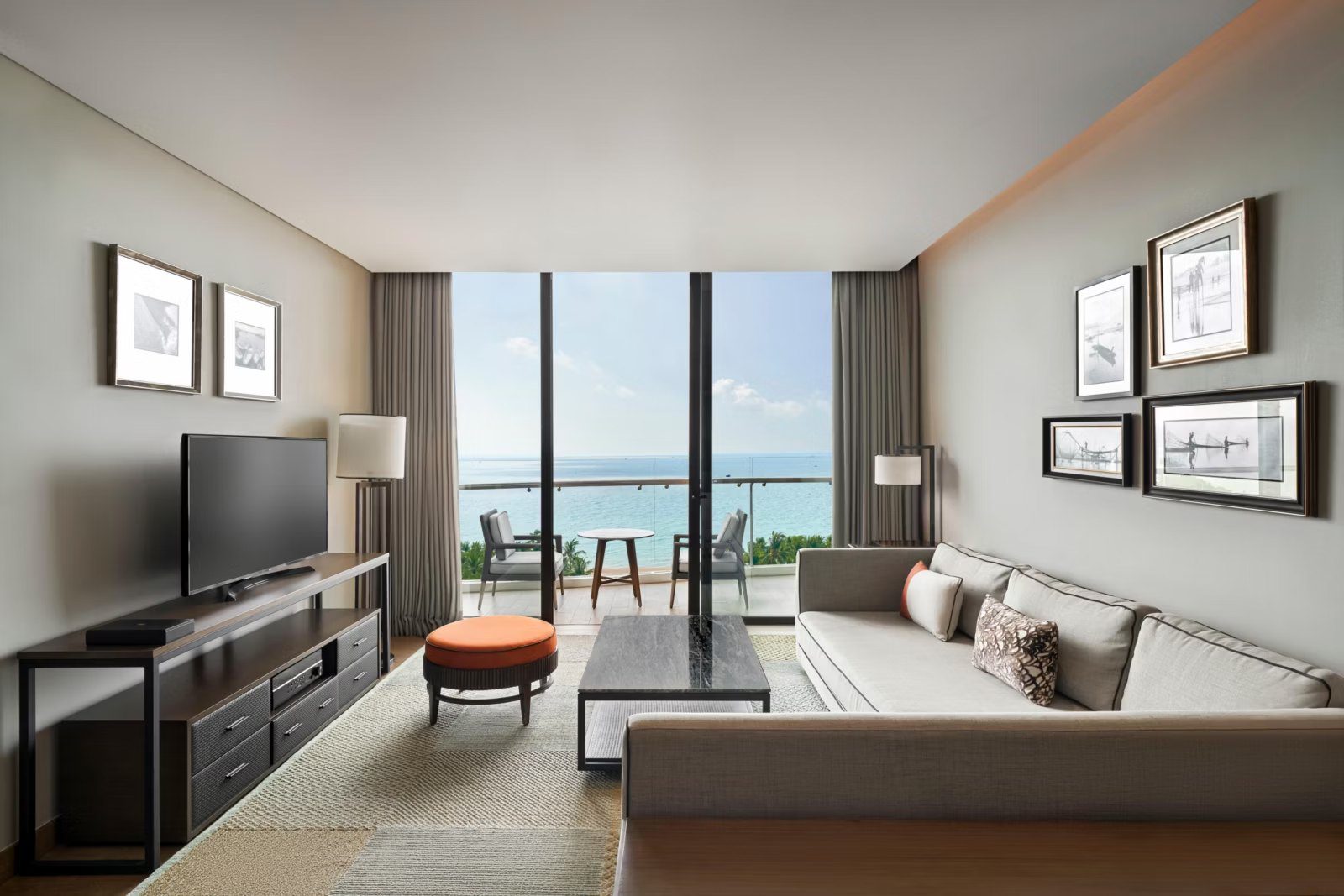 海景 Residence 的客廳與大面窗