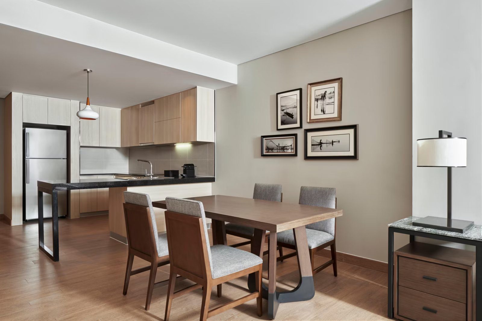 Residence 的開放式廚房與餐桌