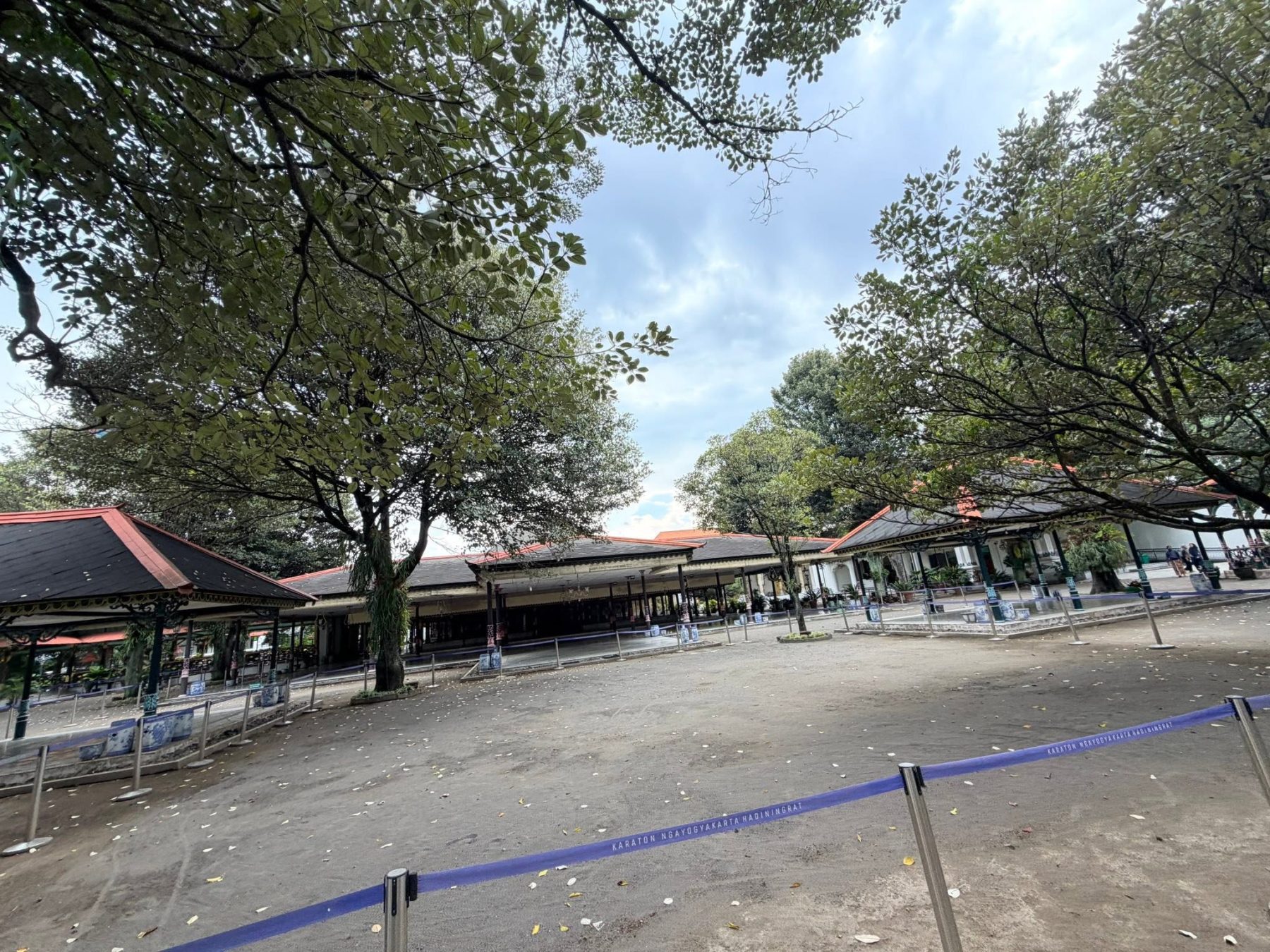 日惹皇宮庭院圍欄印有 KARATON NGAYOGYAKARTA HADININGRAT