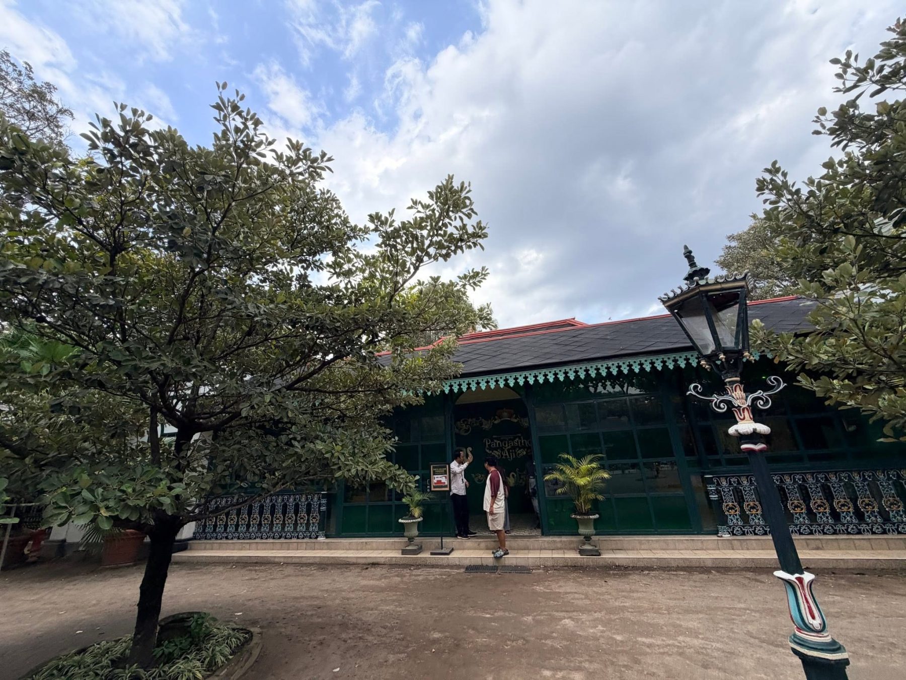 日惹皇宮 Pangastho Aji 綠牆建築與古典路燈
