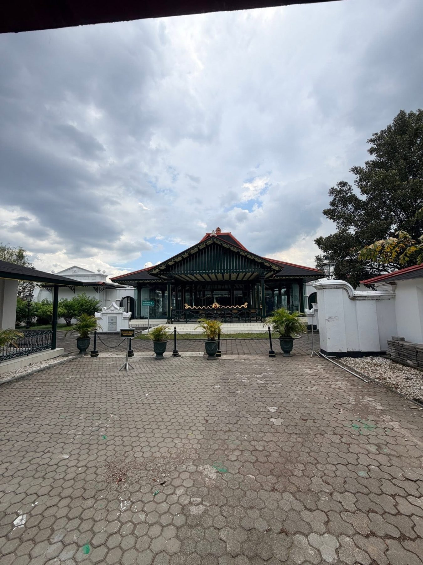日惹皇宮抬高平台上的 pendopo 與金色 Naga 裝飾