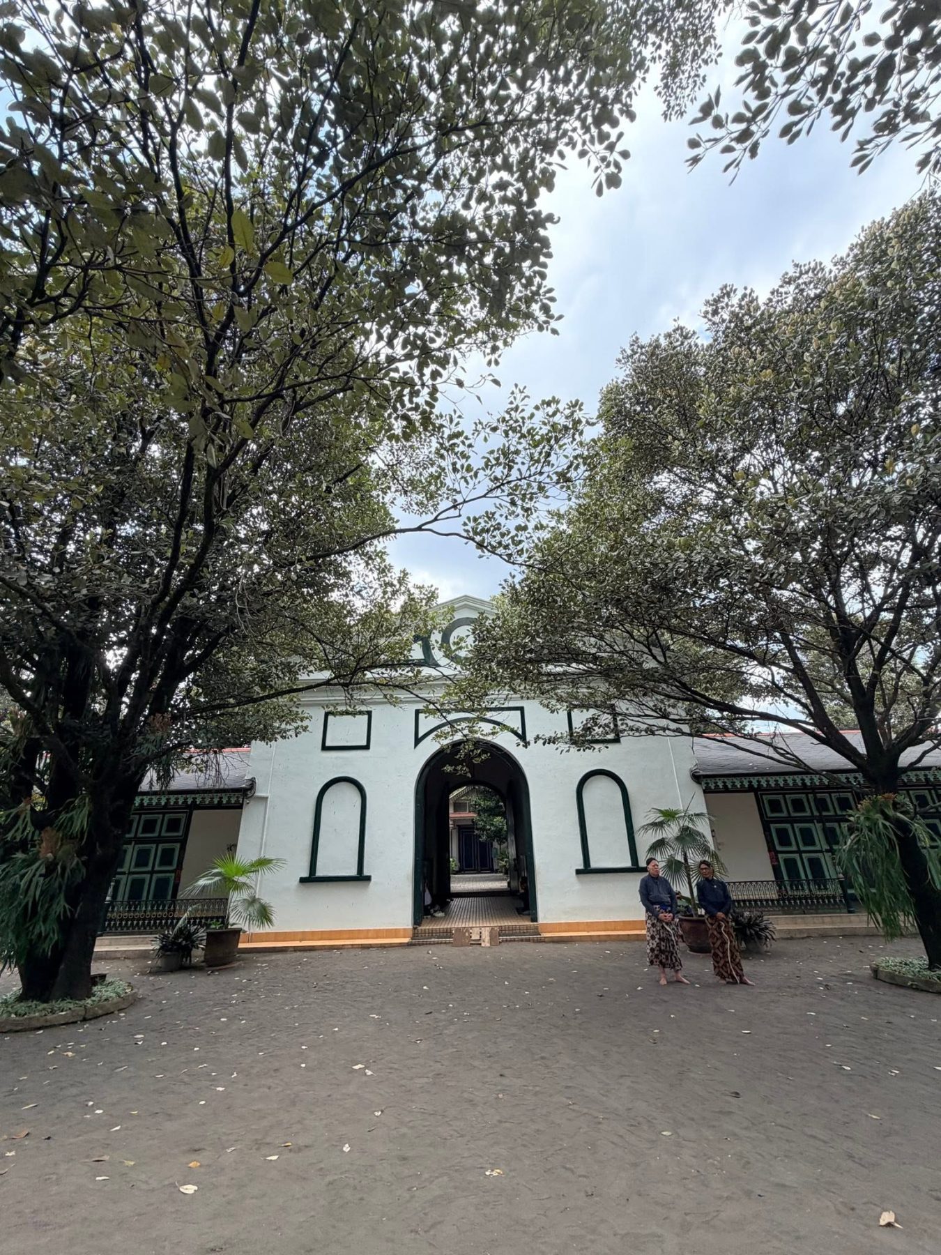 日惹皇宮白色拱門門樓與身著峇迪紗籠的王室侍從