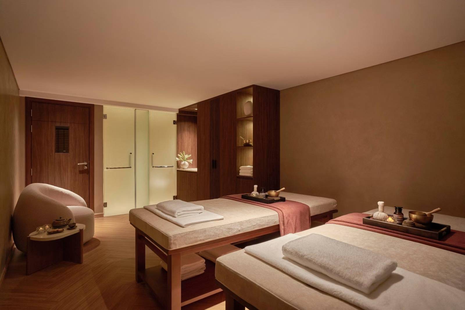 Moire Hoi An Breathe Spa 的療程室與按摩床