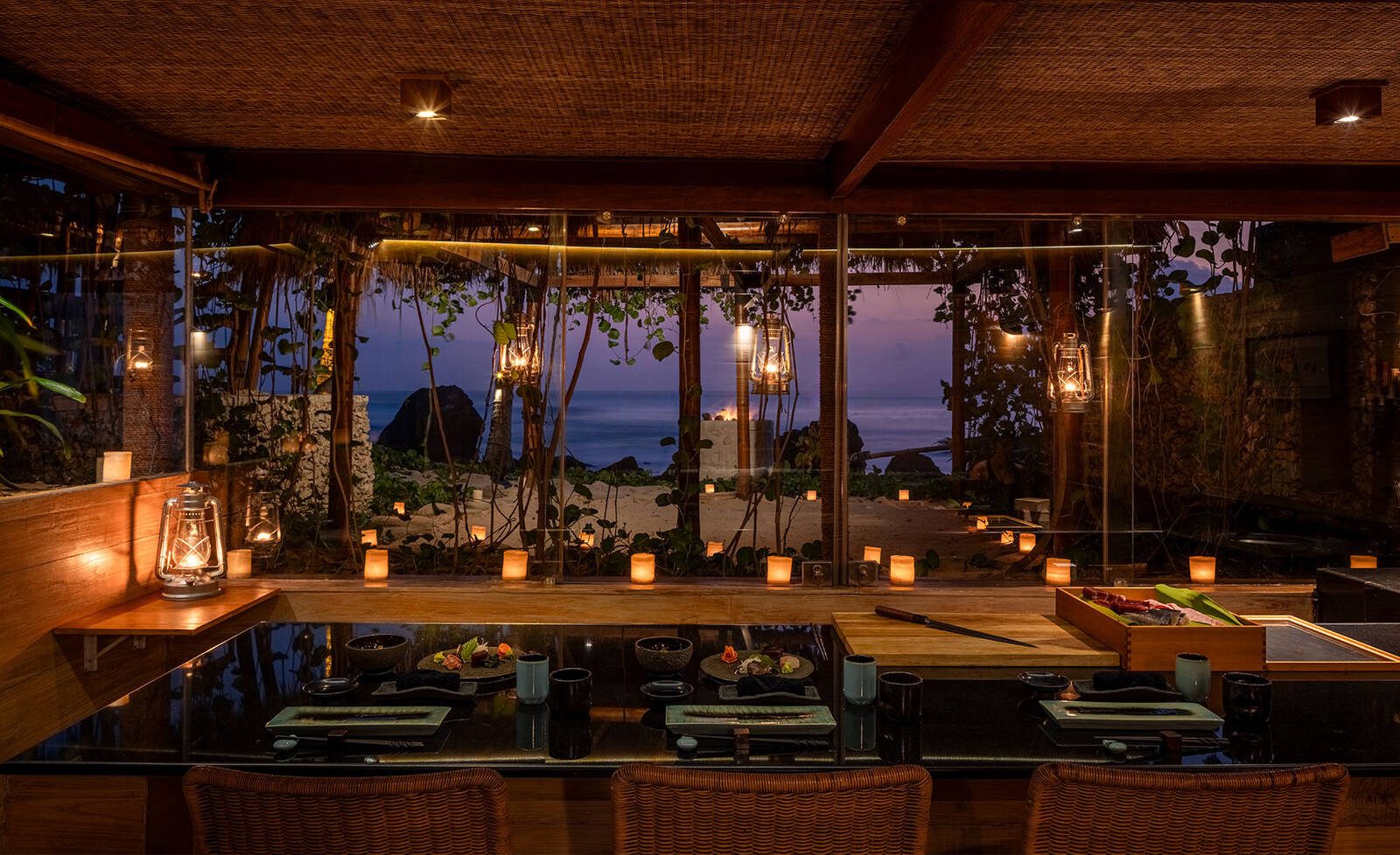 NIHI Sumba Kaboku Restaurant 夜間用餐空間