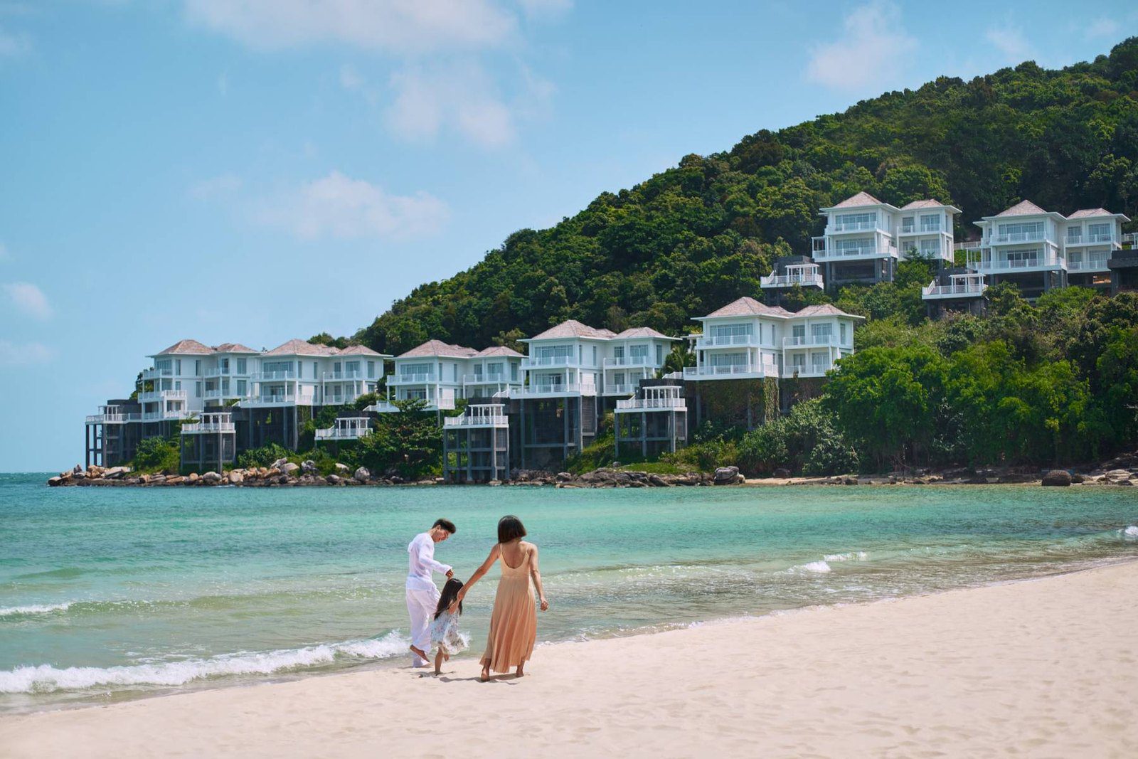 私人沙灘上散步的旅客