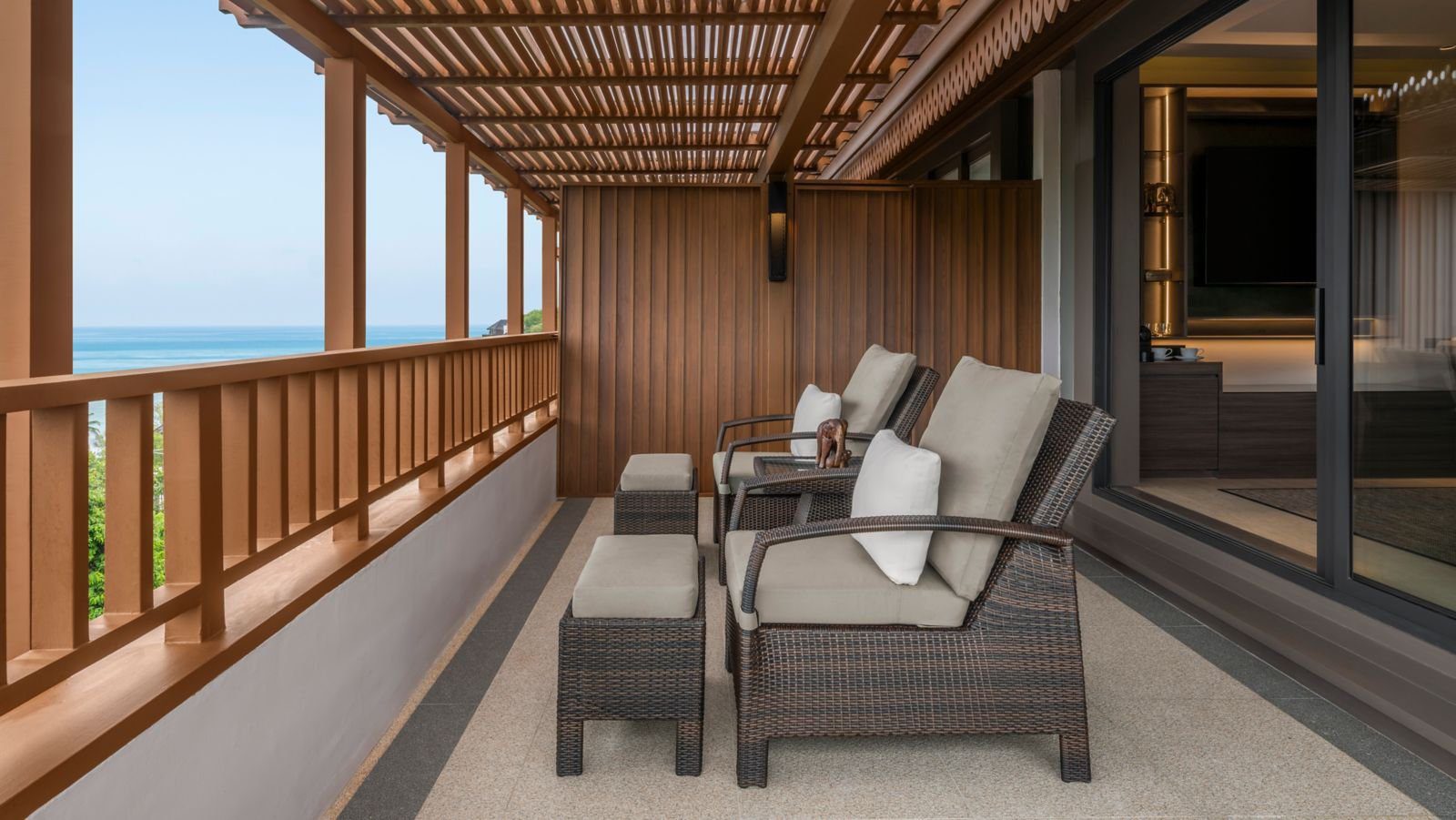 Terrace Suite 的陽台與躺椅