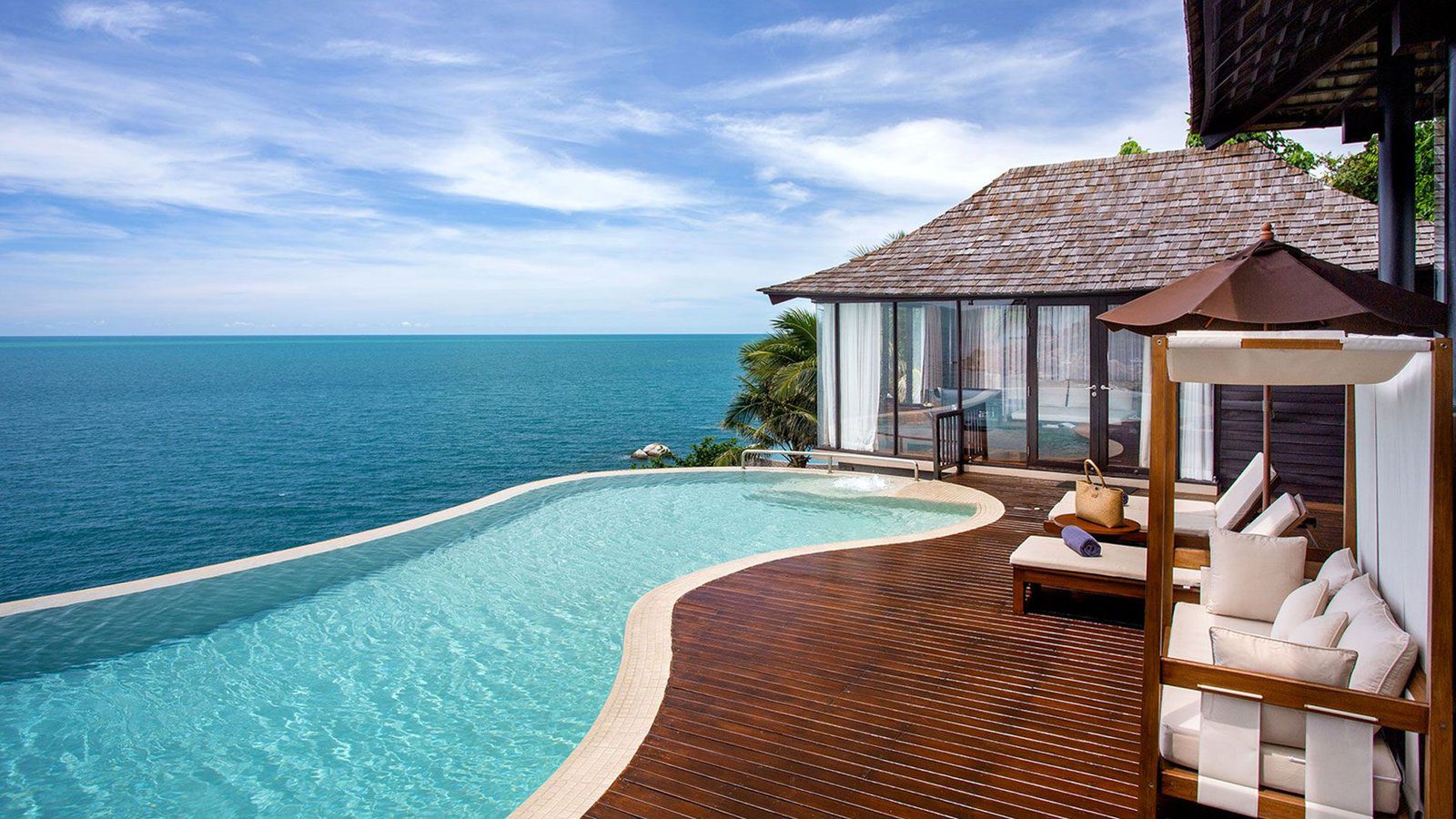 Ocean Front Pool Villa 的崖邊泳池