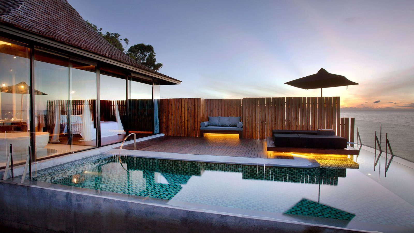 Ocean Front Pool Villa Suite 的泳池與日落