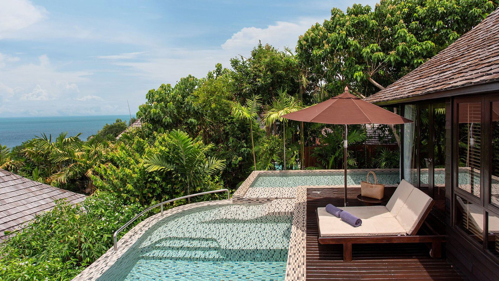 Tropical Pool Villa 的私人泳池與海景