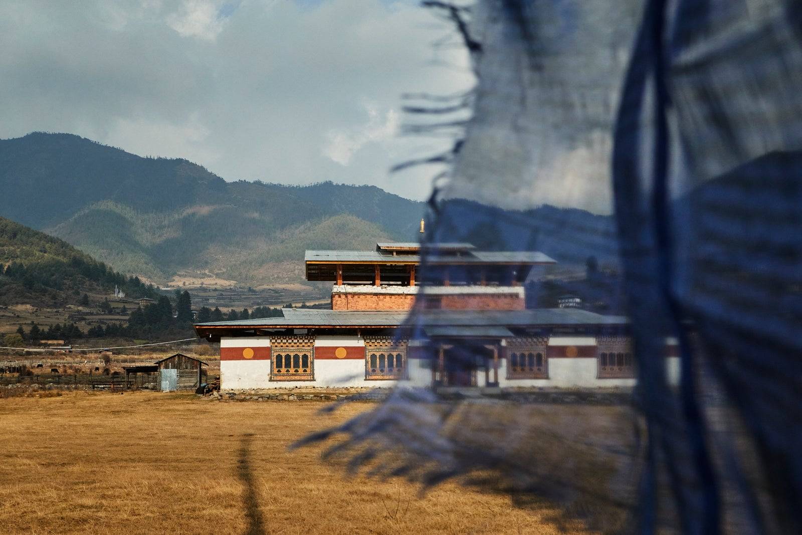 岡提山谷寺院與祈禱旗