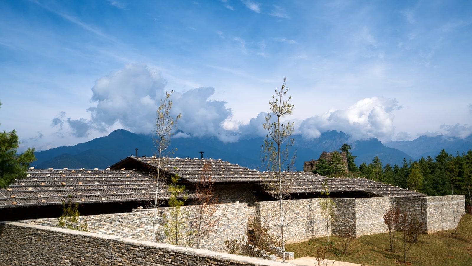 六善帕羅石砌主建築與山景