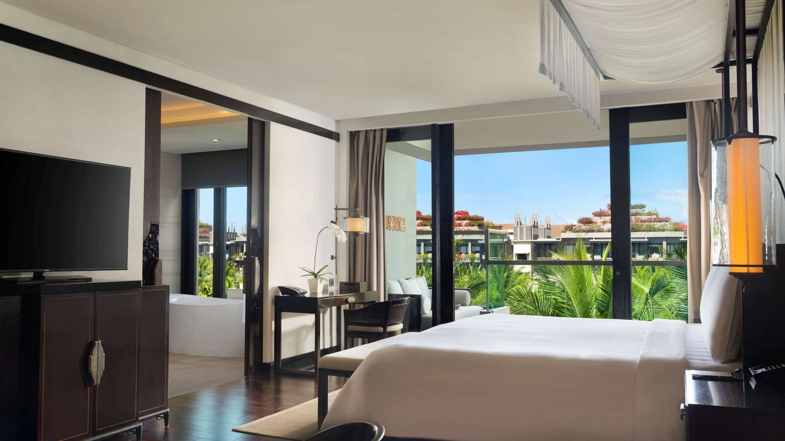 峇里島阿普爾瓦凱賓斯基酒店 Grand Deluxe Ocean Court Room 臥房與陽台