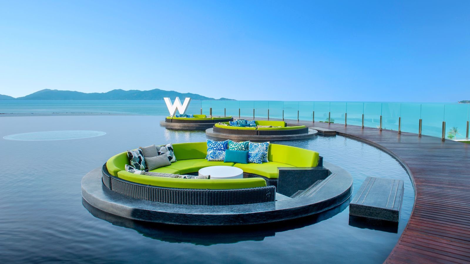 WET 泳池與海上的 W 圓形平台