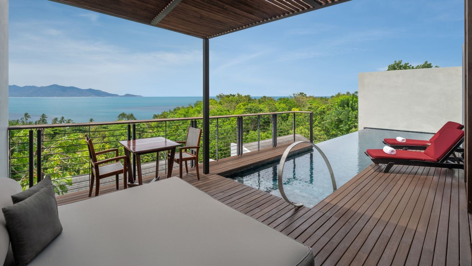 Ocean View Escape 別墅的露台與海景泳池