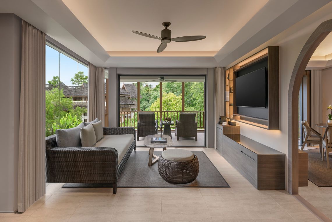 2Bedroom Terrace Suite 客廳與度假村景觀陽台