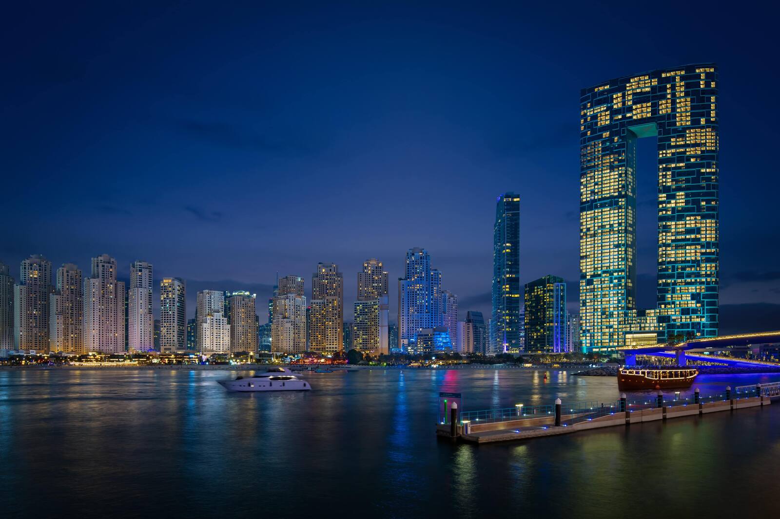 杜拜 Address 海灘度假酒店雙塔的夜景與杜拜碼頭
