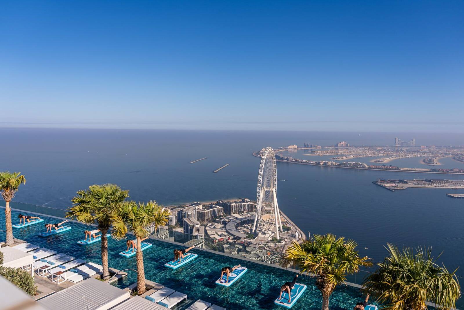 從杜拜 Address 海灘度假酒店高處俯瞰 JBR 海灘與摩天輪