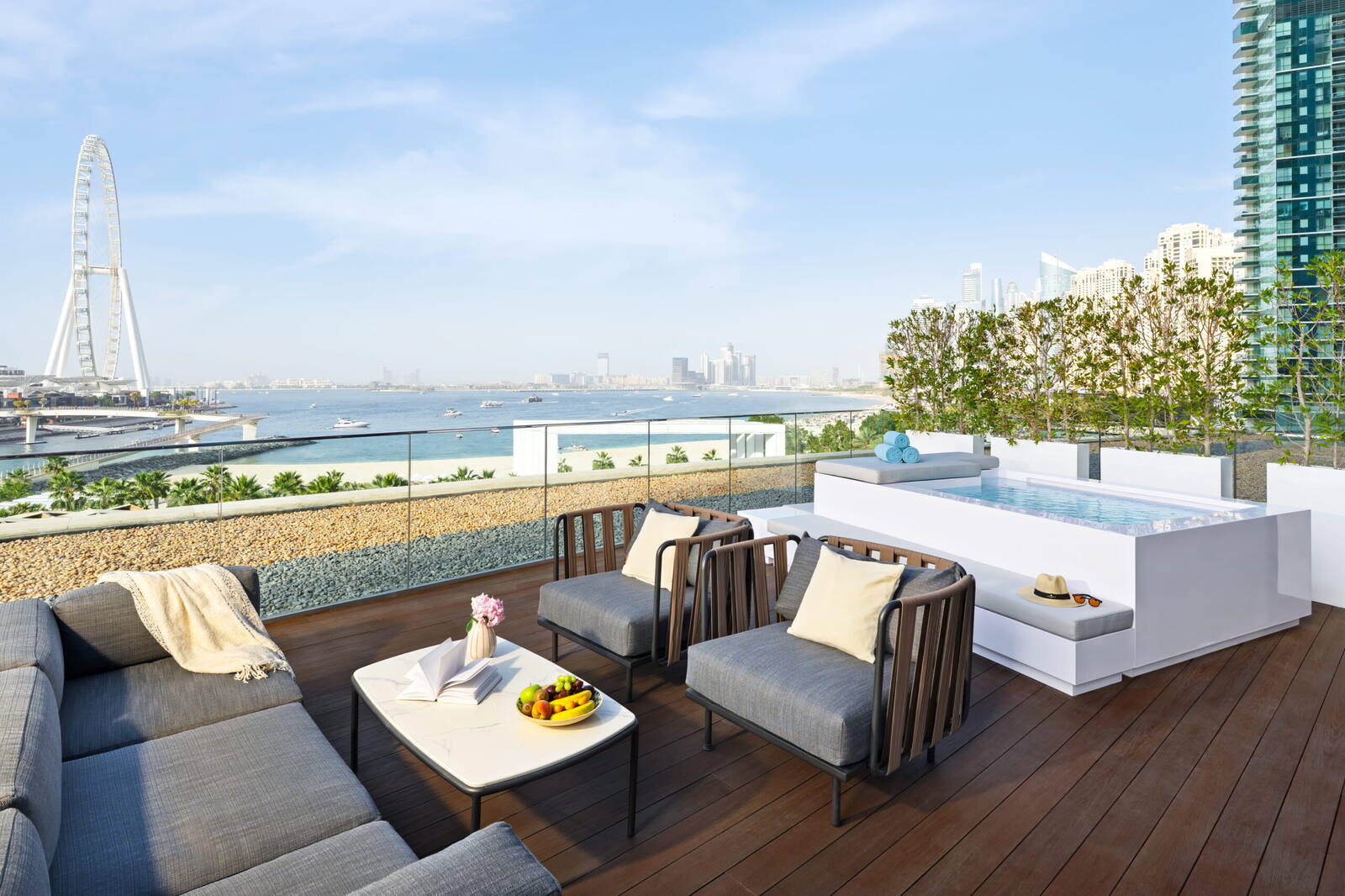 杜拜 Address 海灘度假酒店 Jacuzzi Pool Suite 露台的按摩池