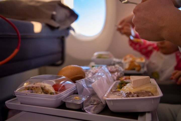 坐飛機可以多拿一份飛機餐嗎？空服員教你「要餐攻略」，成功率最高的方式公開！