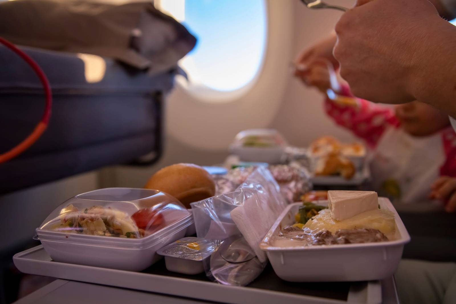 飛機座位餐桌上的飛機餐