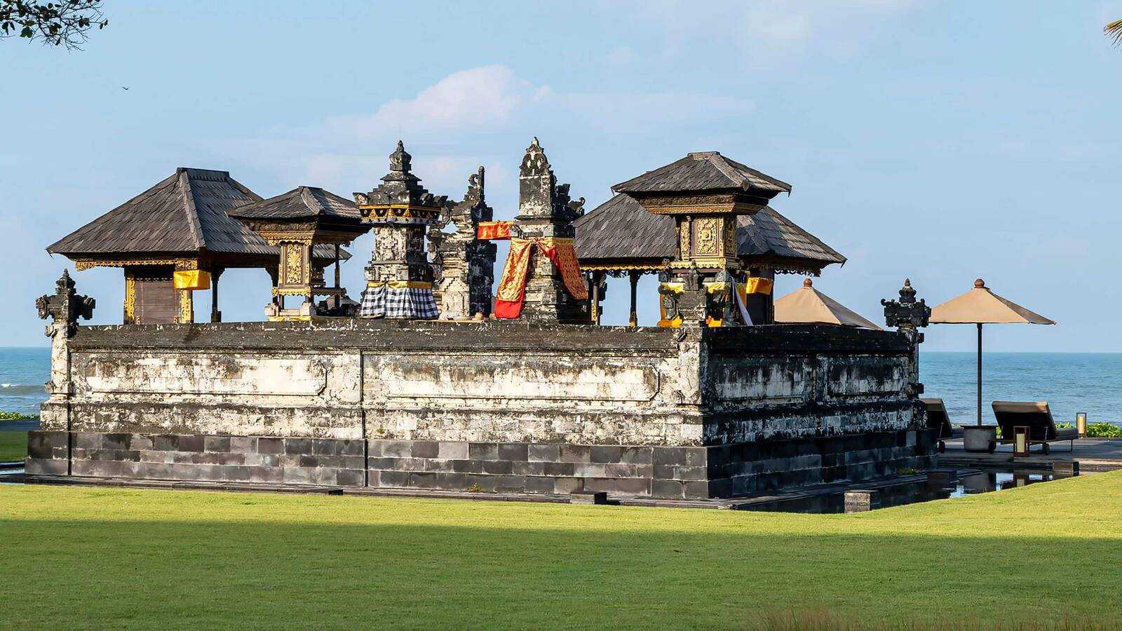 峇里島水明漾阿麗拉酒店旁 Petitenget 海濱寺廟景觀