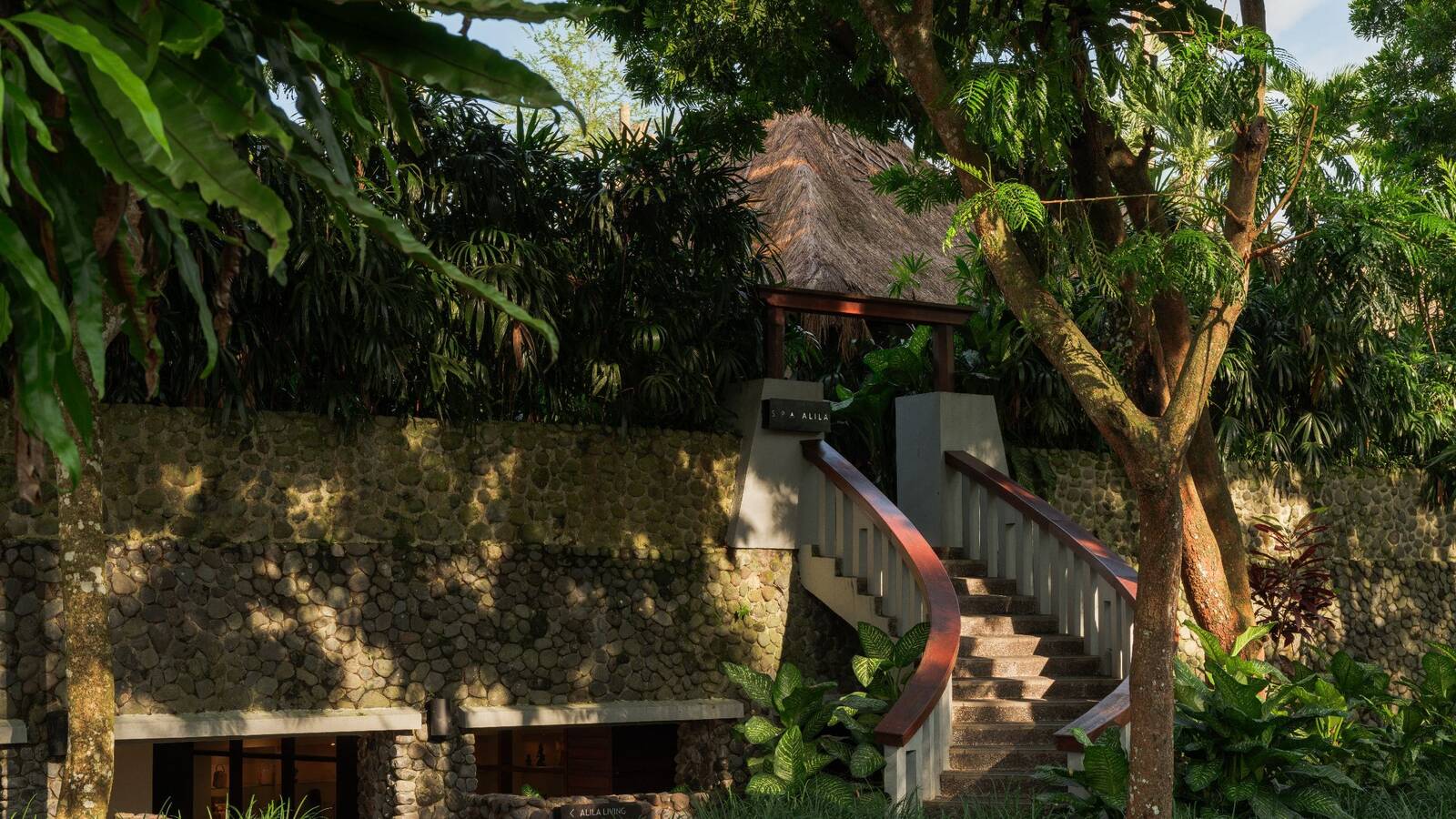 峇里島烏布阿麗拉酒店 Spa Alila 森林石階入口