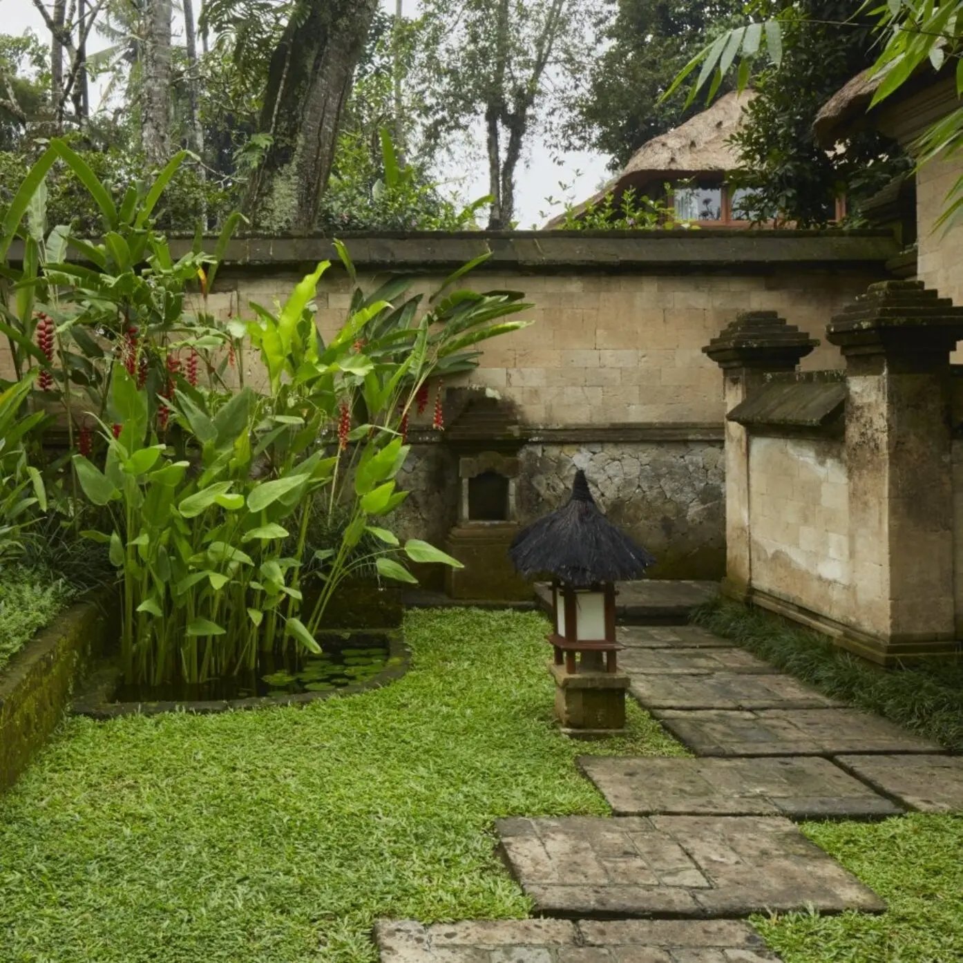 Valley Pavilion 的花園與茅草屋簷