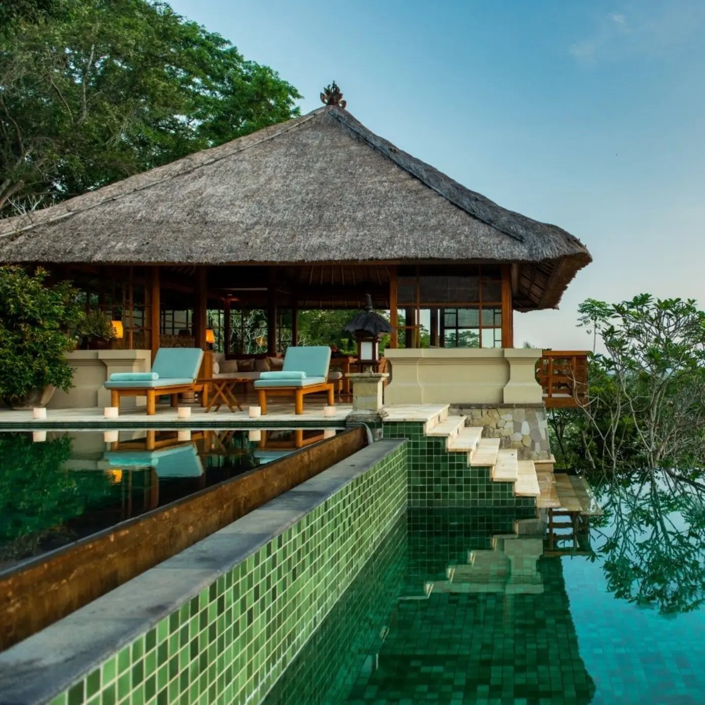 Amandari Three-Bedroom Villa 的泳池與庭園