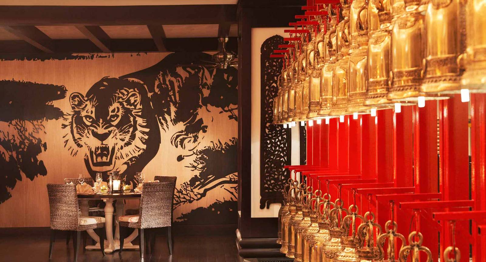 杜拜安納塔拉棕櫚島度假村 Mekong 餐廳的紅漆牆面與座位