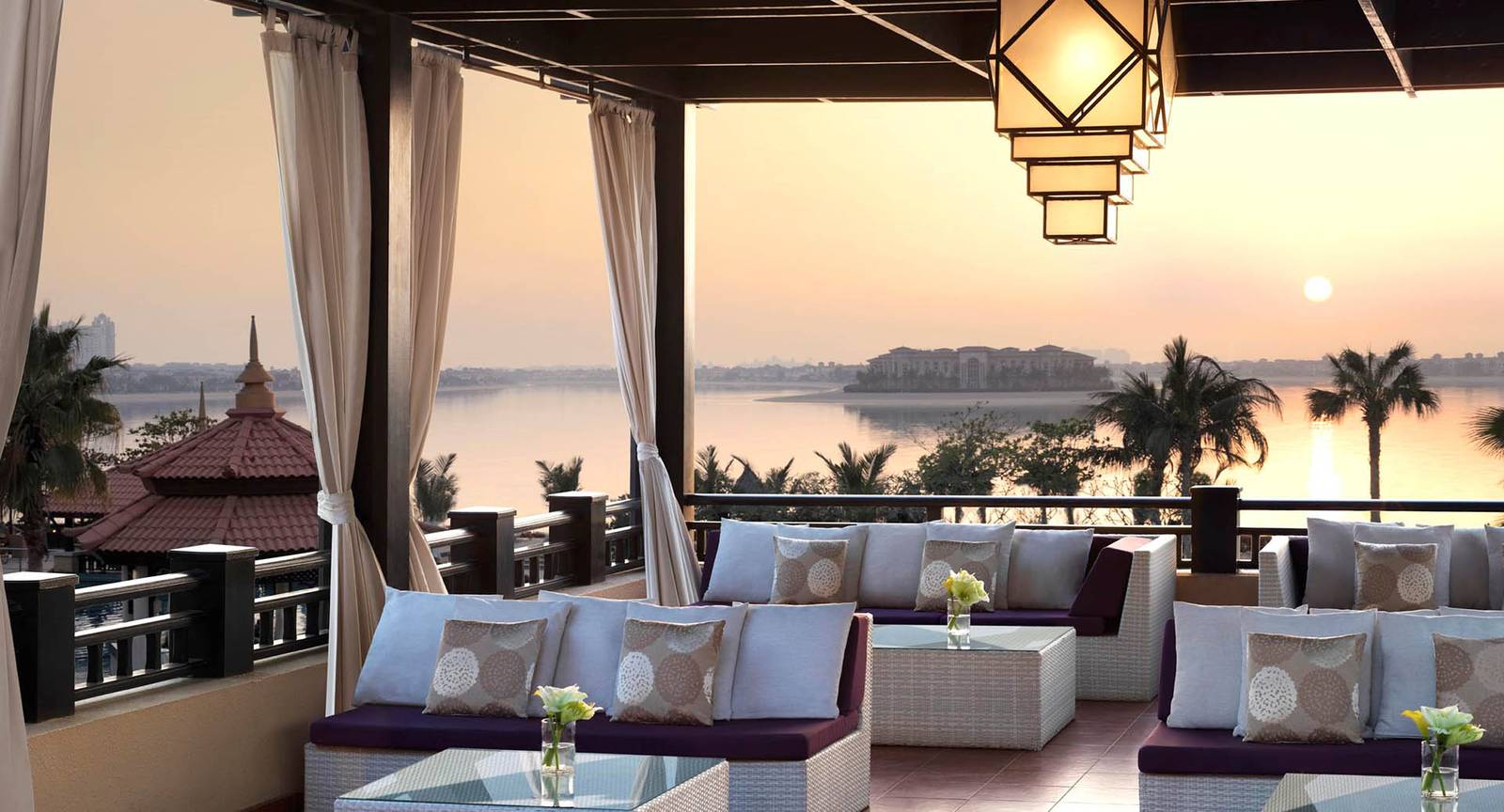 杜拜安納塔拉棕櫚島度假村 The Lotus Lounge 的黃昏露台