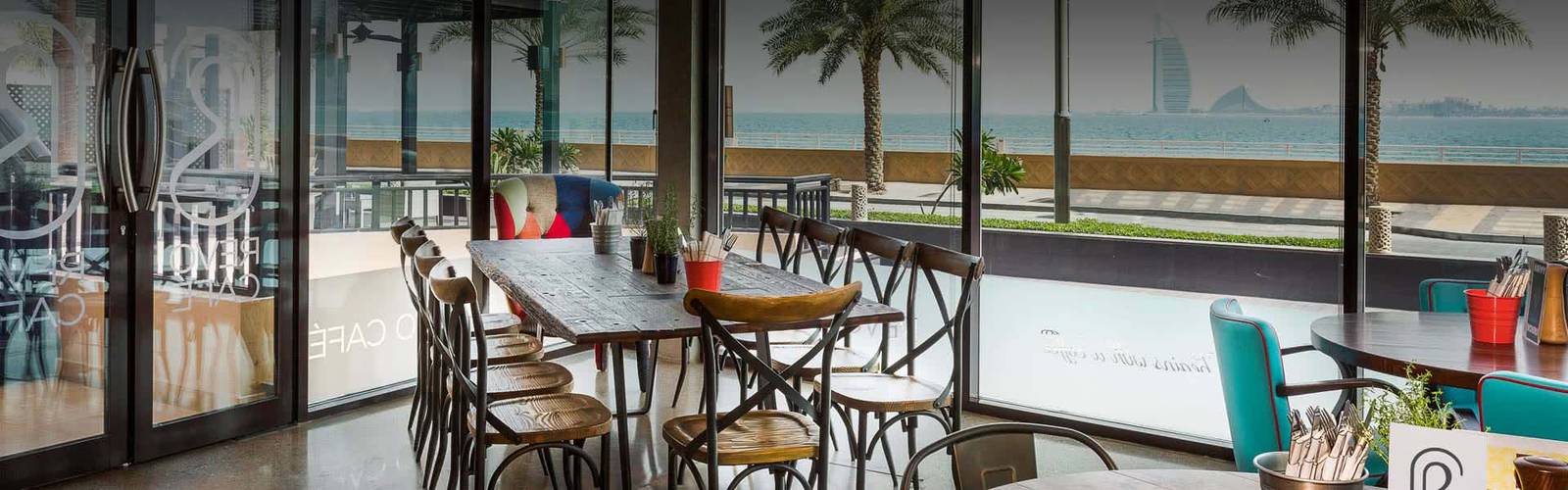 杜拜安納塔拉棕櫚島度假村 Revo Café 的座位與窗外綠意