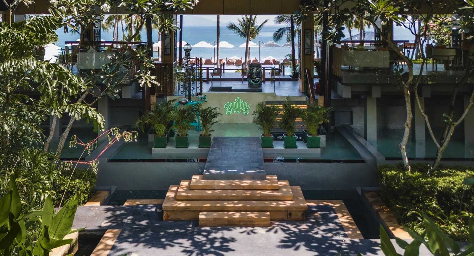 Guilty 餐廳臨海的用餐區