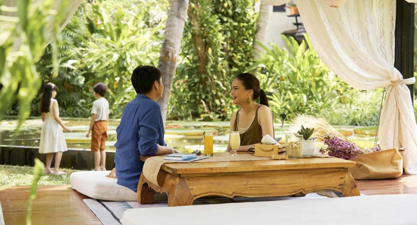 一家人在客房露台上的早餐