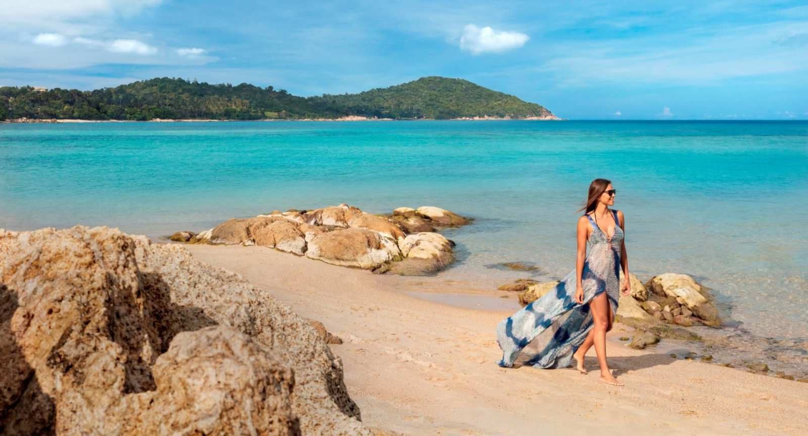 海灘礁岩與清澈海面