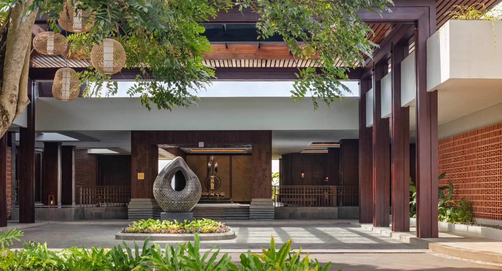 度假村入口的挑高門廊與水景