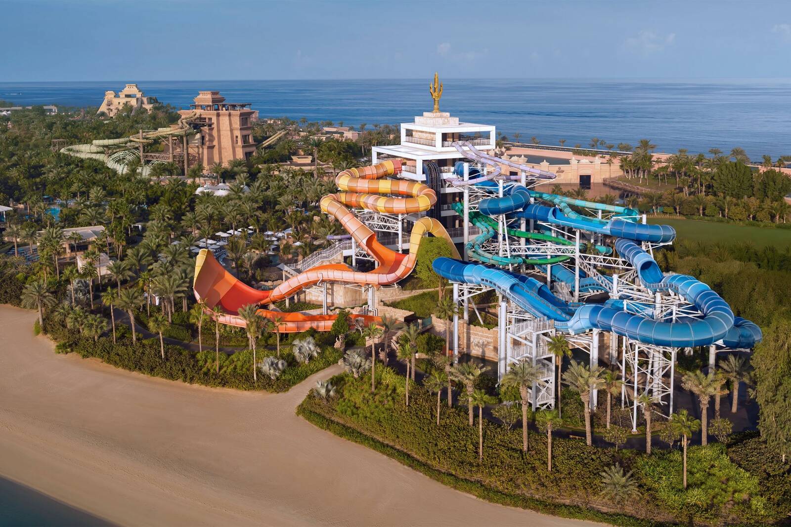 杜拜亞特蘭提斯棕櫚島酒店 Aquaventure 水上樂園的滑水道空拍