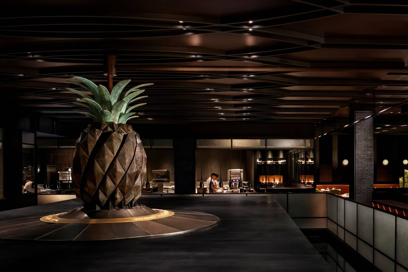 杜拜亞特蘭提斯皇家酒店 Dinner by Heston 的用餐空間與鳳梨造型烤肉鐘