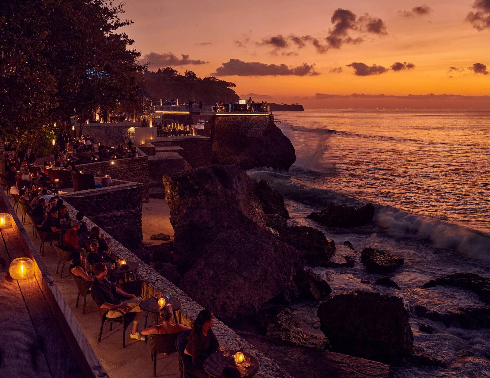 AYANA Bali Rock Bar 懸崖海景與日落座位區